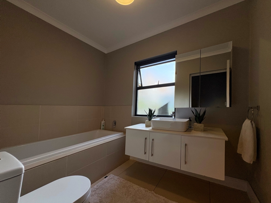 5 Bedroom Property for Sale in The Coves North West